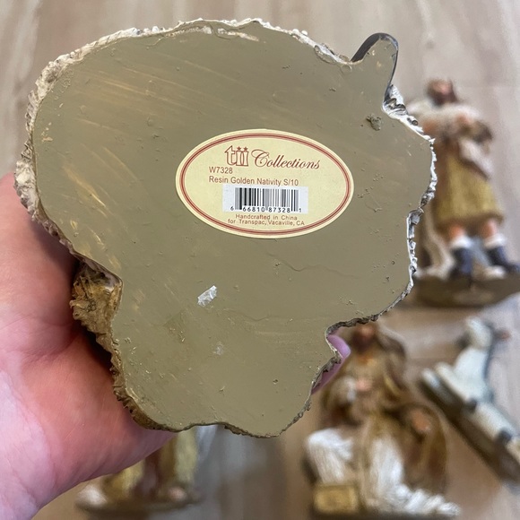Resin Golden Nativity - Picture 7 of 7